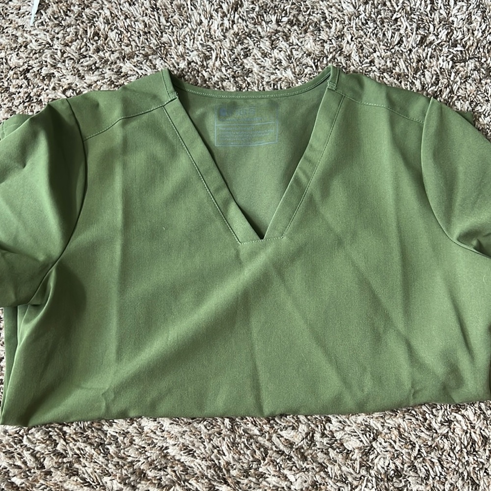 Women’s figs scrub top
